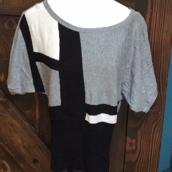 💋 4/$30 lightweight short sleeve sweater - Picture 1 of 5